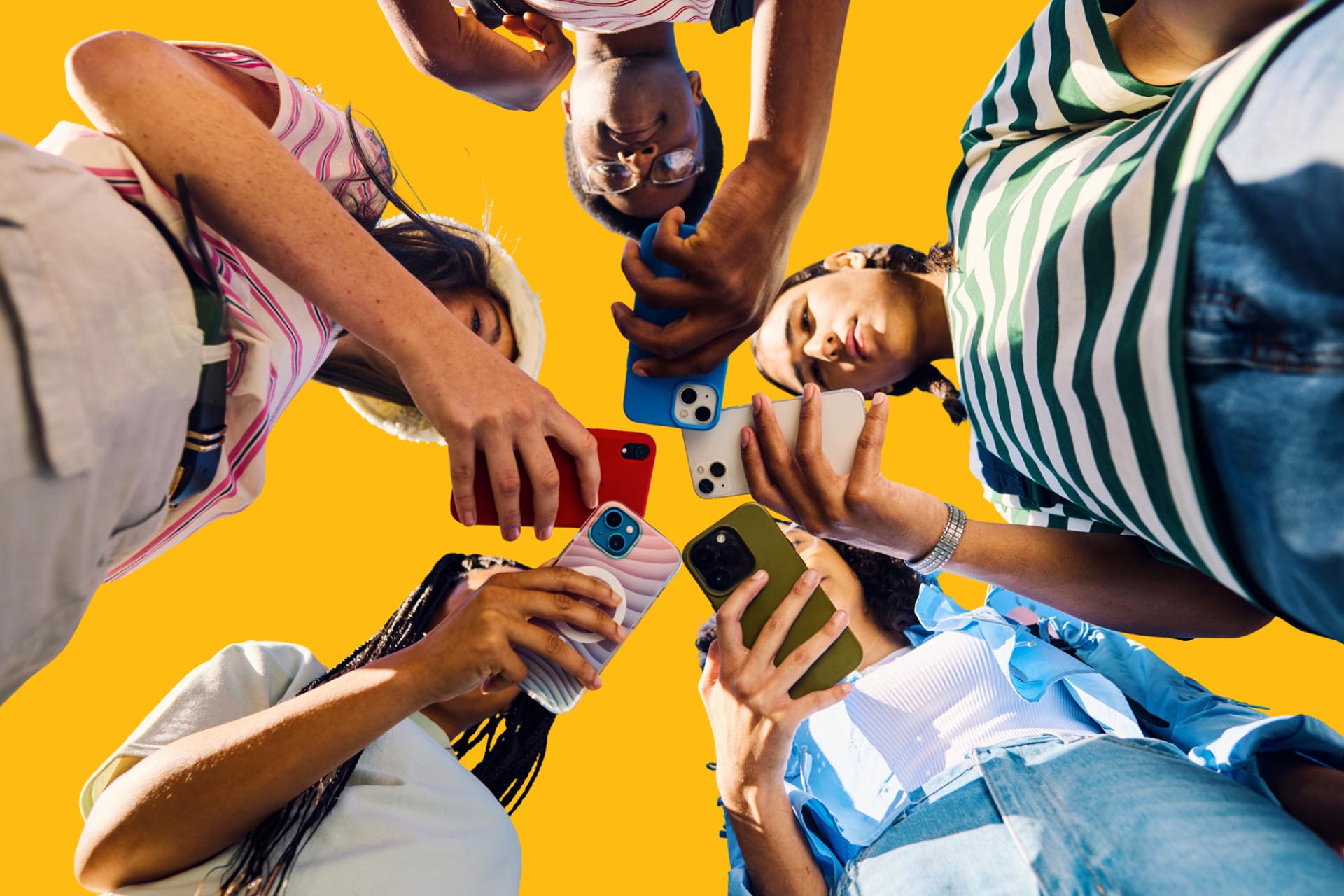 teens on their phones using social media