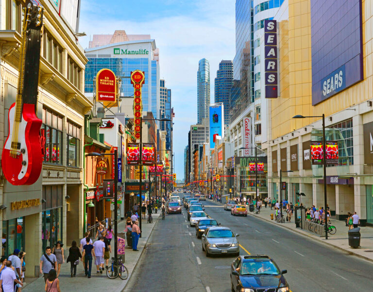 yonge street toronto busy